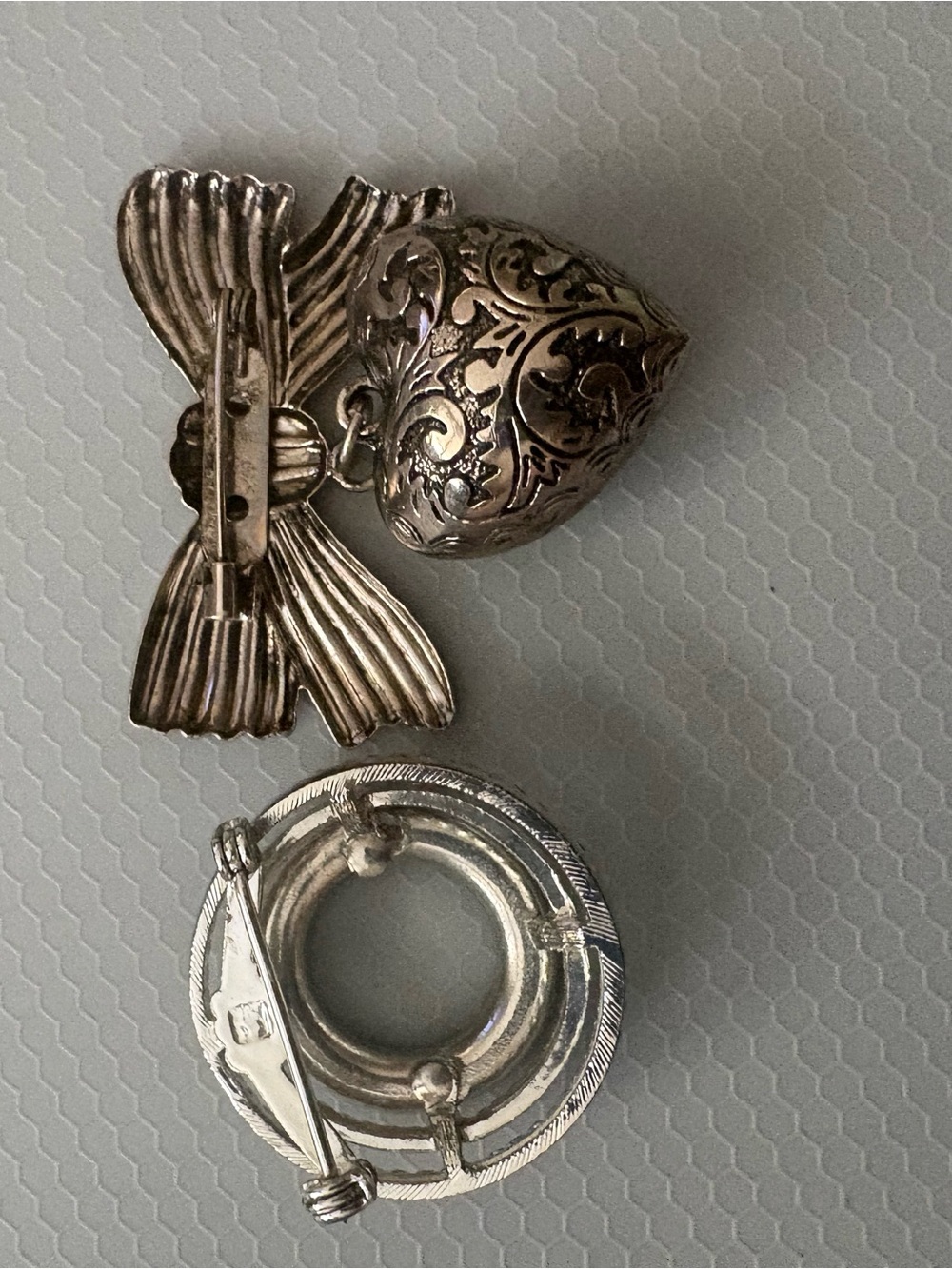 Silver-Tone Decorative Heart & Round Broach set - Picture 3 of 3